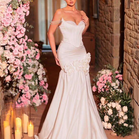 White Luxurious Women's Elegant Wedding Dress - Picture 5 of 6